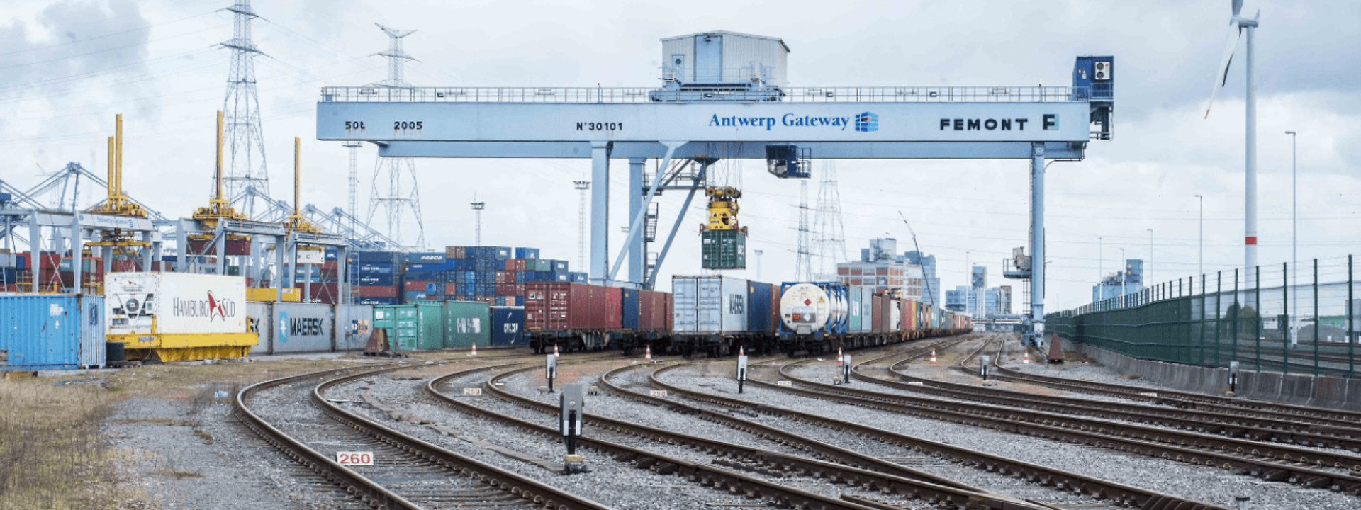 Beladung Containerschiff mit Kran