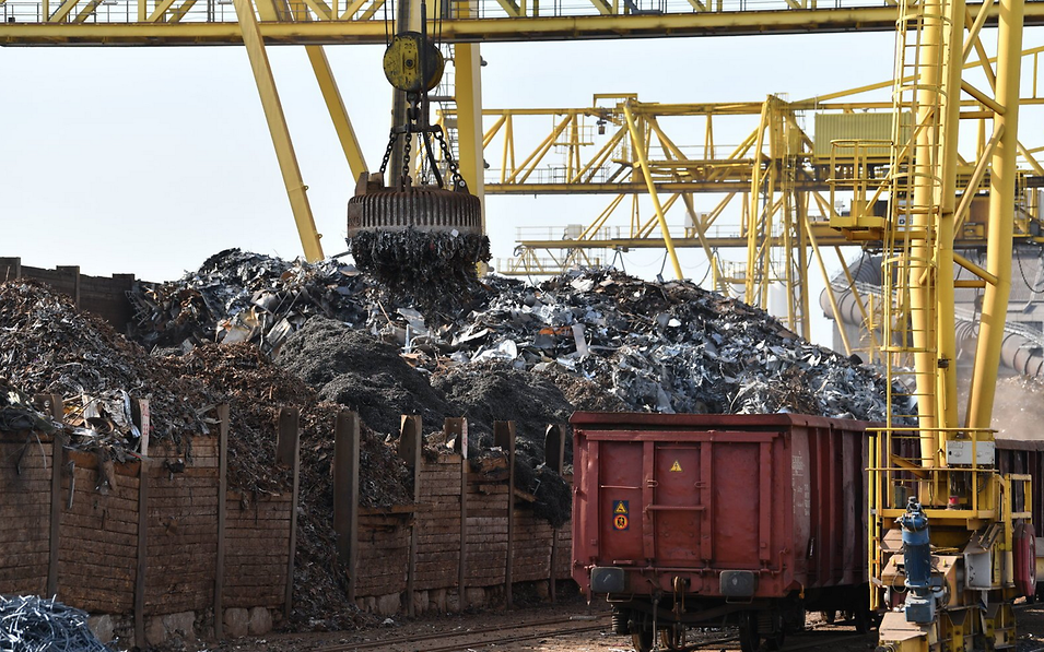  Crane system loads scrap metal into wagon