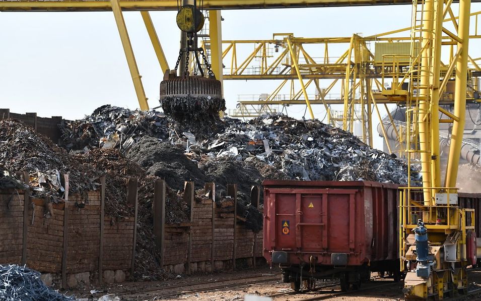  Crane system loads scrap metal into wagon